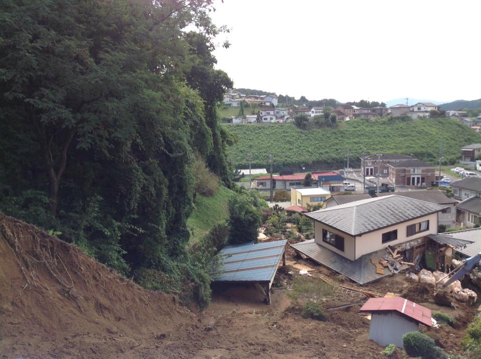 鹿沼市被災状況04民家を呑み込む土砂崩れの現場。